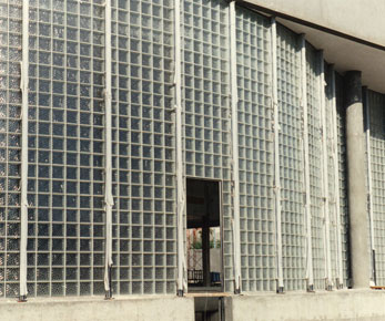 Photo of construction of tall glassblock frontage to private residence in Rhyad